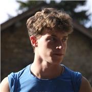 Ragazzo diplomato al conservatorio in percussioni e pianoforte